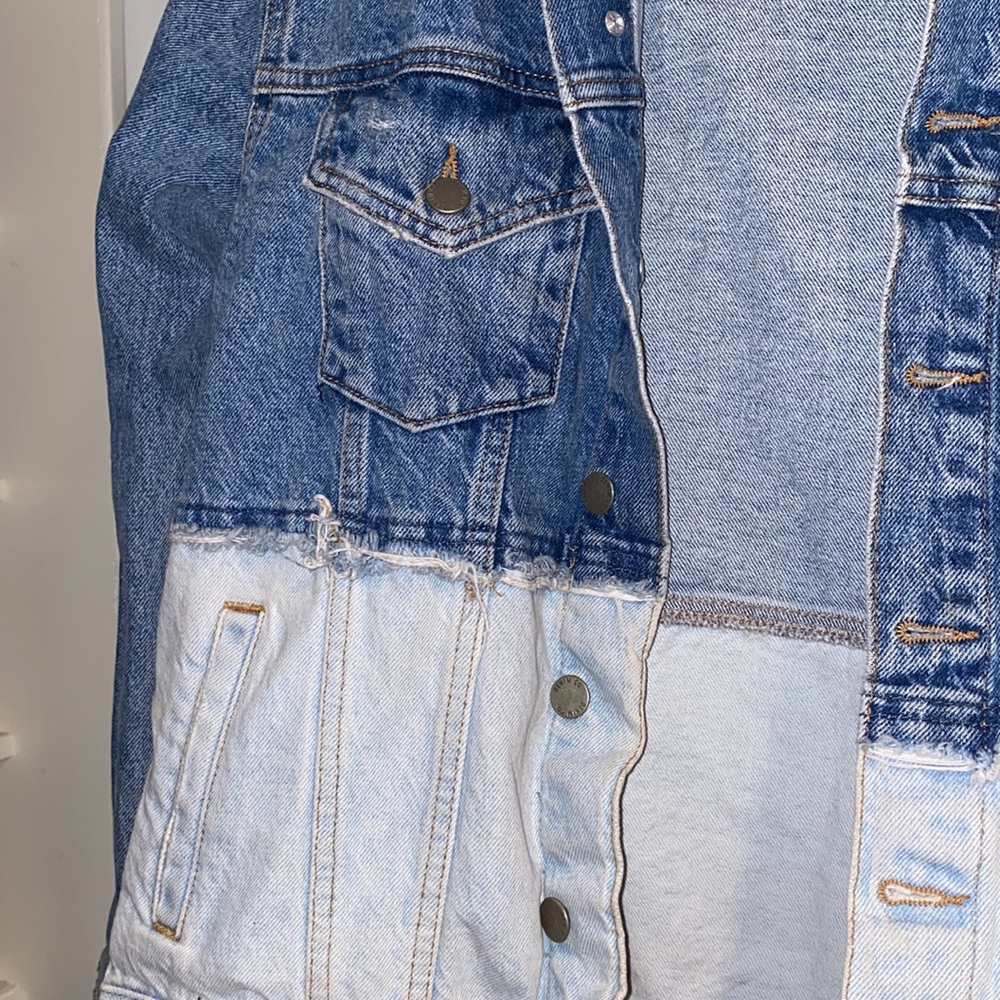 💖 Distressed Two Tone Denim Jacket 💫 - Picture 2 of 3